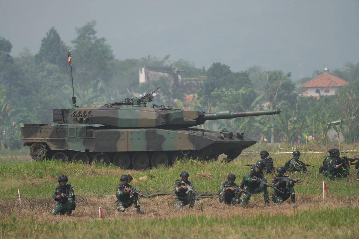Panglima TNI, Jenderal Agus Subiyanto ketika meninjau pelaksanaan geladi Upacara Gelar Pasukan Operasional dan Kehormatan Militer di Batujajar. (Dokumentasi Puspen TNI)