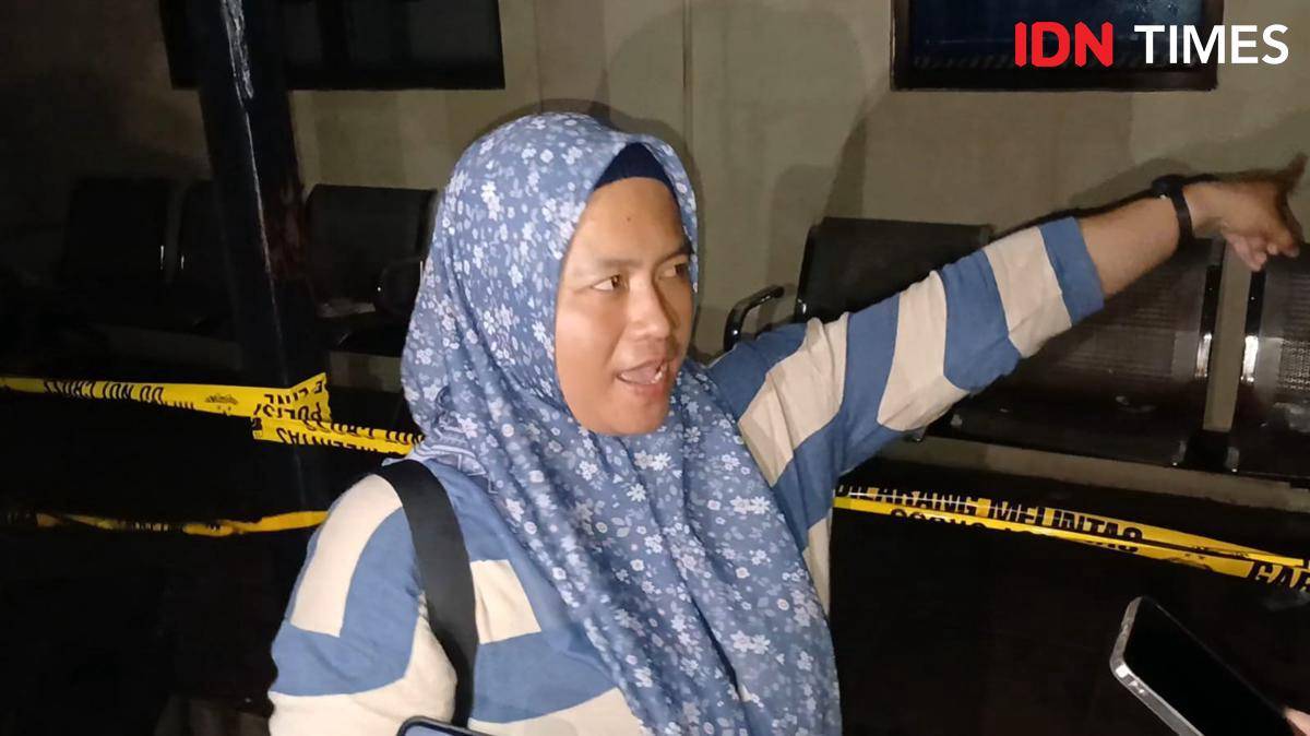 Saksi mata kebakaran di Polres Banjarbaru, Tia Hasbi, menyebut ada suara ledakan satu kali sebelum api membesar, Rabu (6/8/2025) malam. 