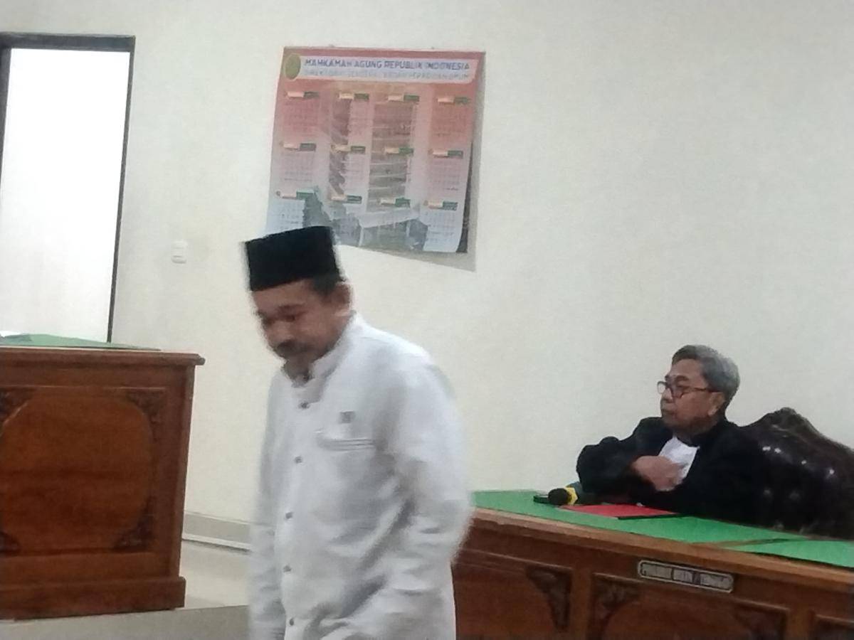 Eks Kepala Perpustakaan UIN Alauddin di Pengadilan Negeri Sungguminasa, Kabupaten Gowa, Rabu (6/8/2025). Dok.