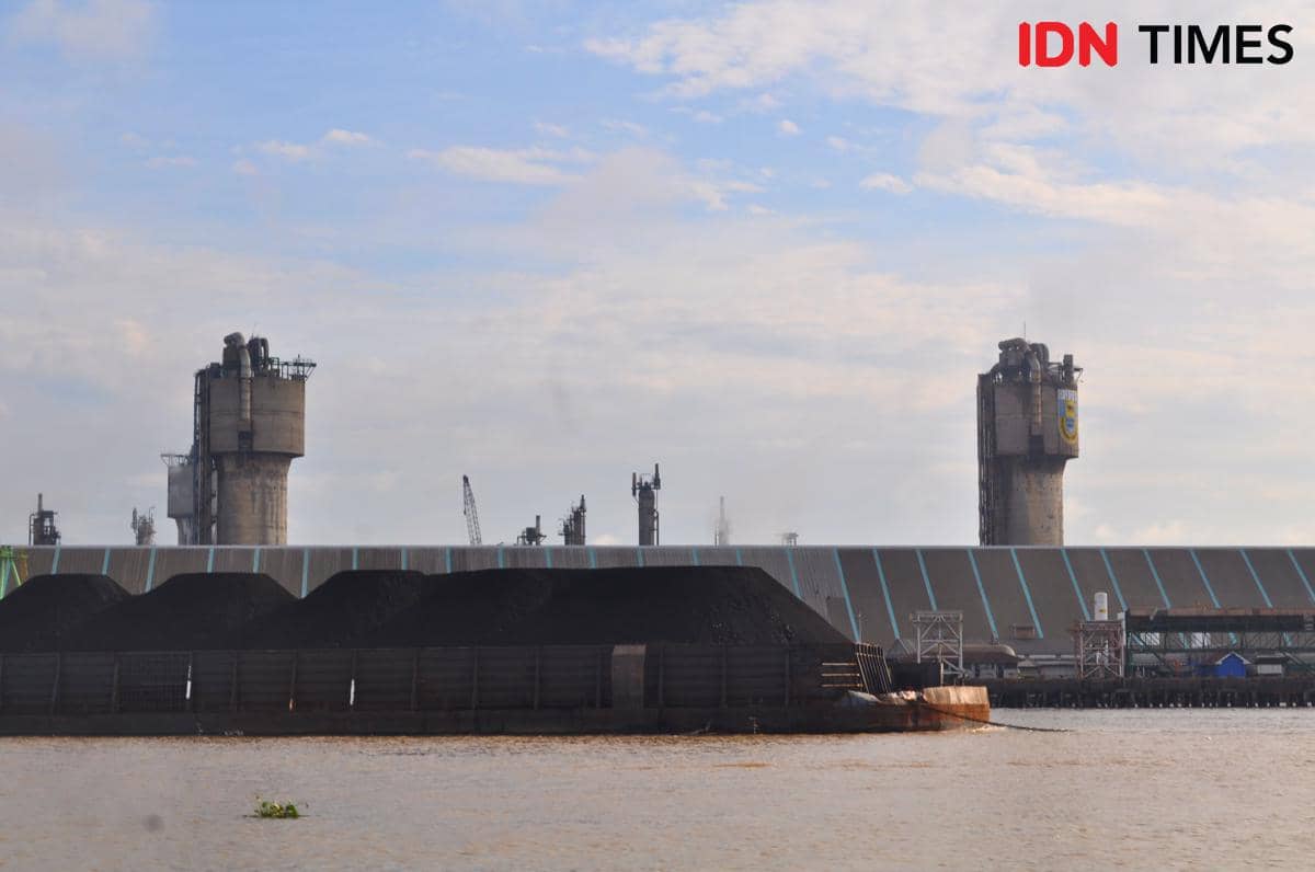 tongkang batu bara sedang terparkir di pinggiran Sungai Musi Palembang.jpg