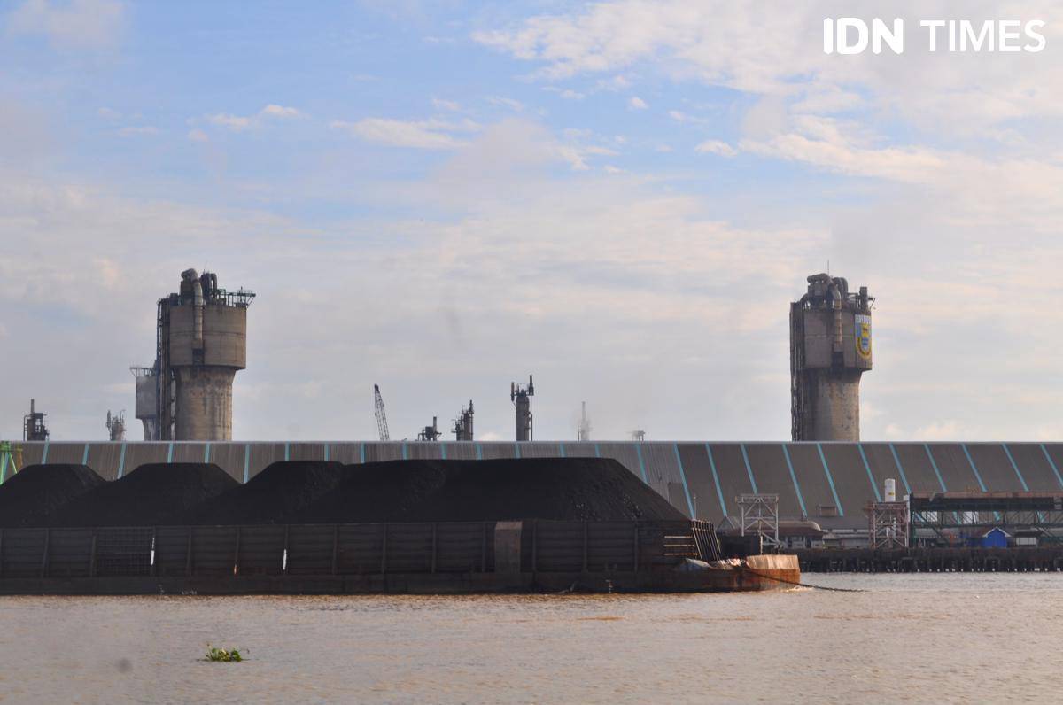 tongkang batu bara sedang terparkir di pinggiran Sungai Musi Palembang.jpg