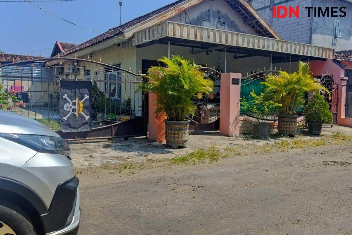 EW warga Kelurahan Keraton Maospati pasang bendera One Piece di pagar rumah.