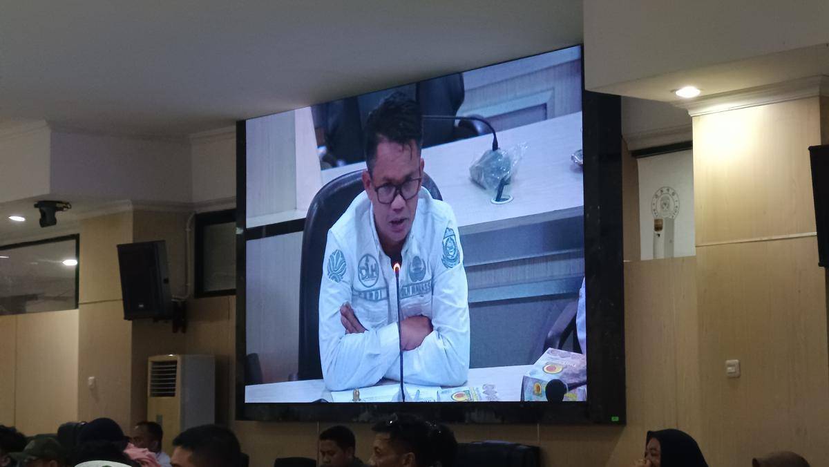 Sekretaris Dinas Lingkungan Hidup Kota Makassar, Ferdi Mochtar, dalam rapat dengar pendapat terkait penolakan lokasi proyek PLTSa di gedung DPRD Makassar, Rabu (6/8/2025).