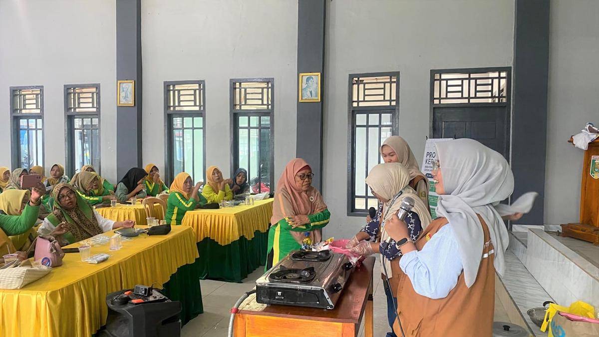 Dosen dan Mahasiswa KKN Itera Lakukan Proses Pembuatan Kerupuk Tahu dan Strategi Pemasaran Digital di Balai Desa Labuhan Ratu 1 Lampung Timur