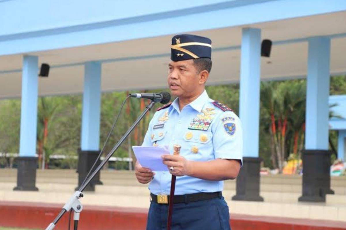 Marsekal Muda Purwoko Aji Prabowo ketika melakukan apel luar biasa. (www.aau.ac.id)
