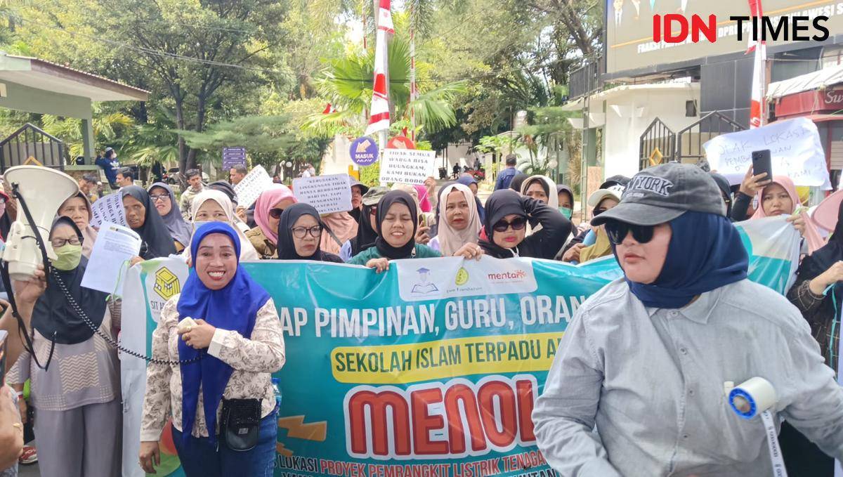 Warga menggelar aksi menolak lokasi PLTSa di DPRD Makassar, Rabu (6/8/2025).