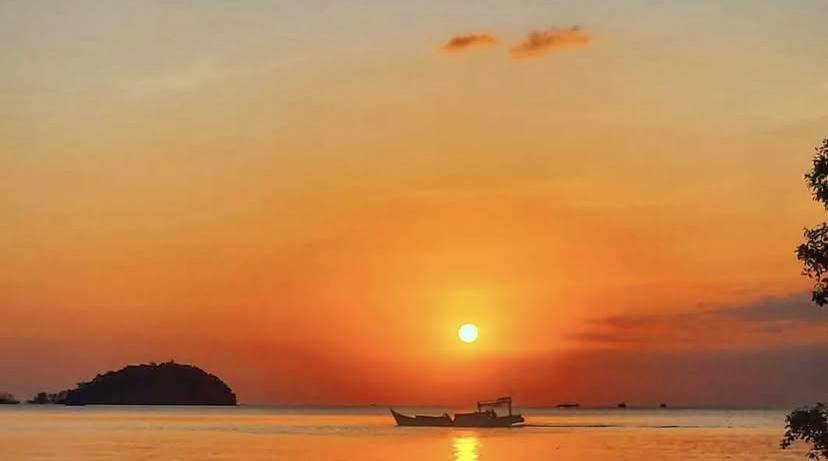 Sunset di Pantai Tanjung Pendam (instagram.com/@beautifulbelitung)