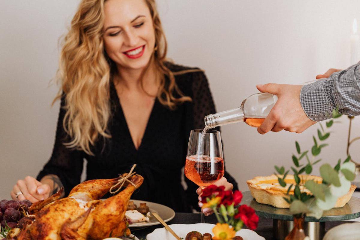 ilustrasi meja makan (pexels.com/Kaboompics.com)