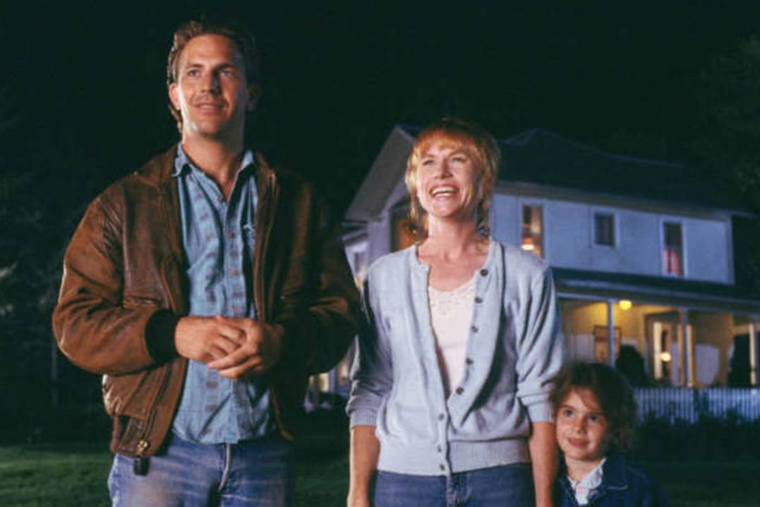 Kevin Costner dan Amy Madigan di film Field of Dreams. (dok. Universal Pictures/Field of Dreams)