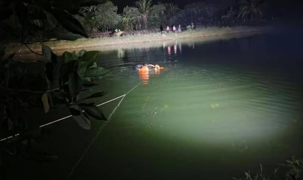 Proses evakuasi korban tenggelam di kolam waituki Prabumulih. (Dok. BPBD Prabumulih)