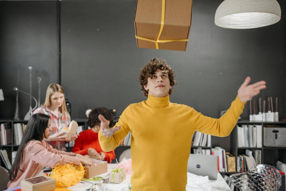 Merancang lomba agustusan di kantor (pexels.com/Pavel Danilyuk)