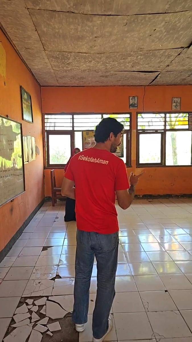 Reza Rahadian mengajar di sekolah NTB