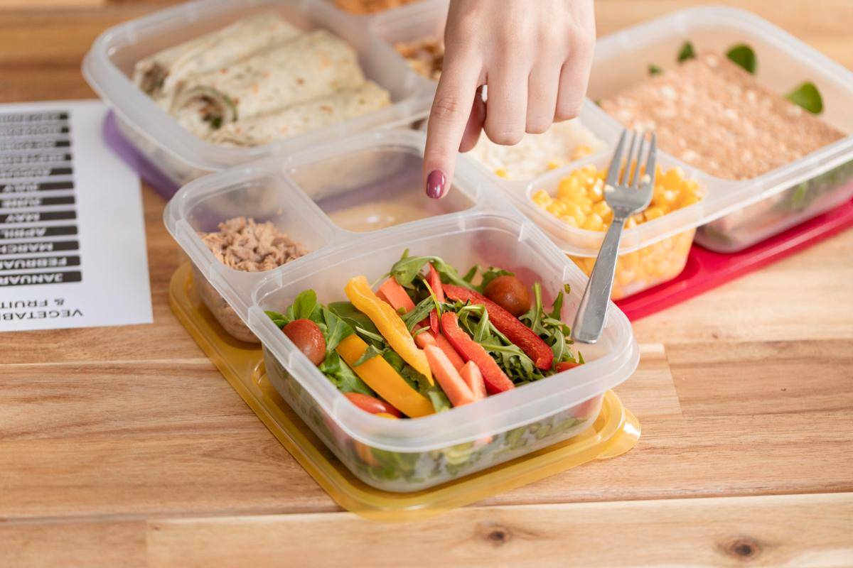 ilustrasi menyiapkan lunch box (freepik.com/freepik)