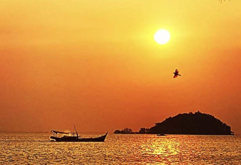 Pantai Tanjung Pendam Belitung (instagram.com/@beautifulbelitung)