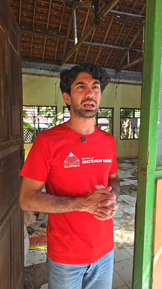Reza Rahadian mengajar di sekolah NTB