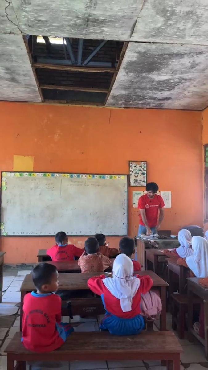 Reza Rahadian mengajar di sekolah NTB