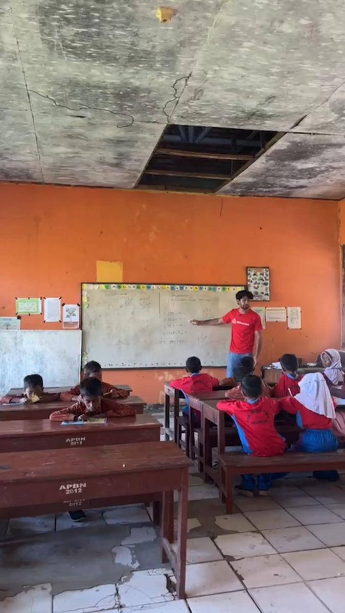 Reza Rahadian mengajar di sekolah NTB
