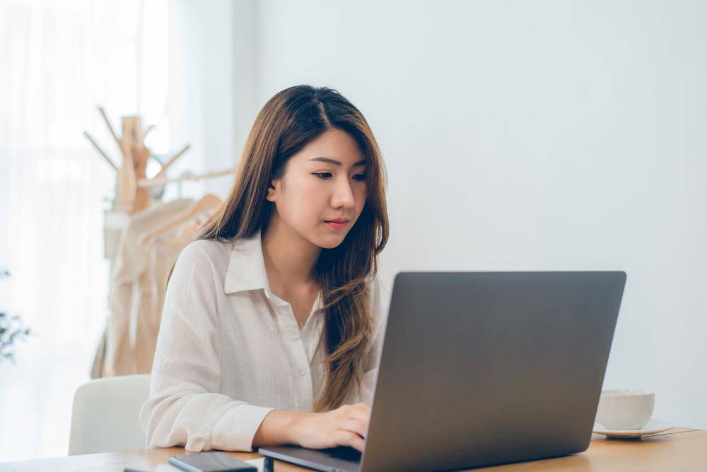 ilustrasi perempuan menggunakan laptop