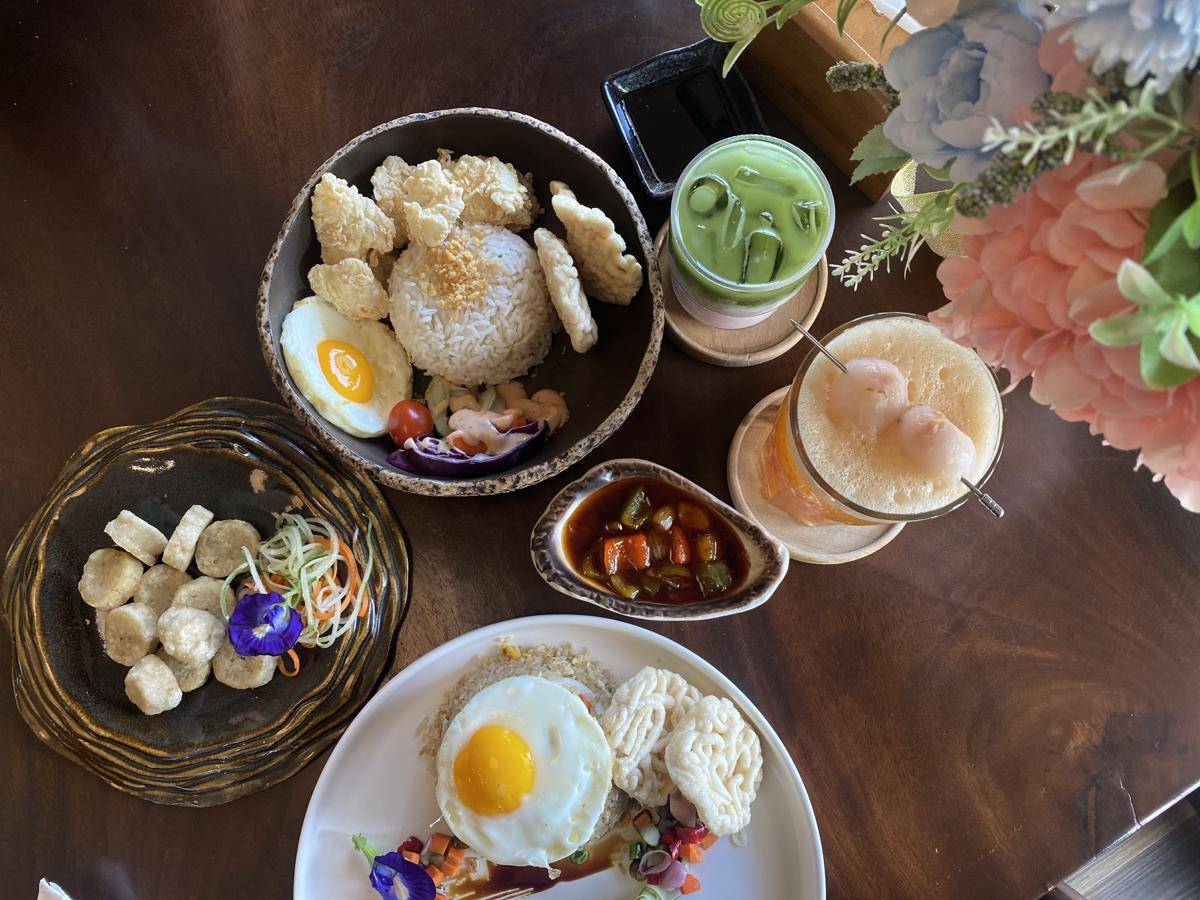 Ilustrasi makan dan minum di kafe (dok pribadi/Cici Nasya Nita)