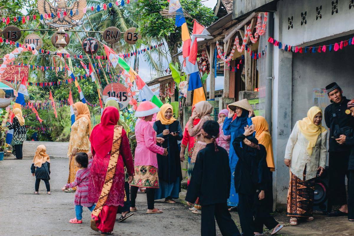 ilustrasi kemeriahan acara 17 Agustus di kampung (unsplash.com/firman fatthul)