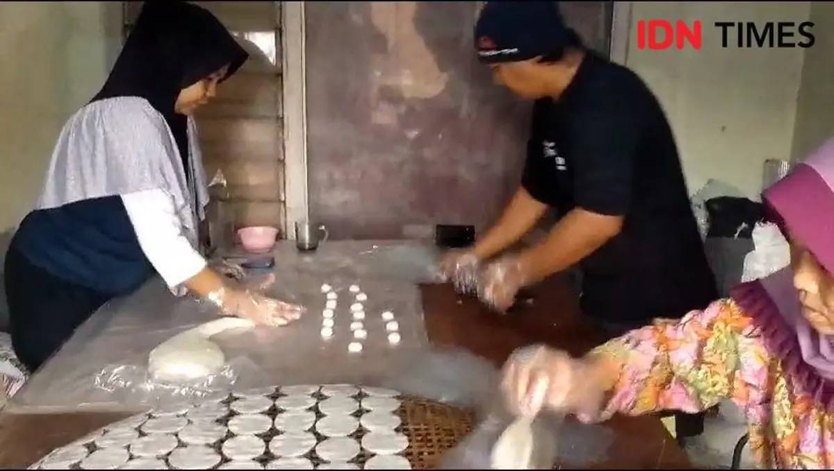 Proses pembuatan camilan tradisional Opak. (IDN Times/Inin Nastain)