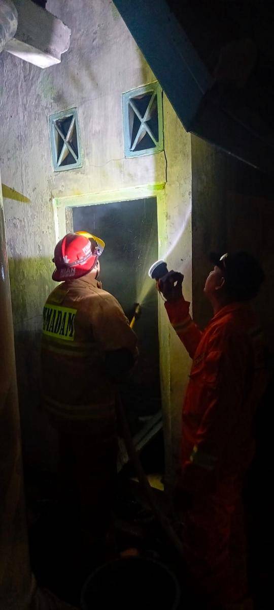 Proses pemadaman api di Kedaton Bandar Lampung. (IDN Times/Damkarmat Balam)