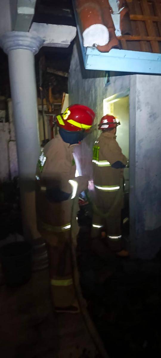 Proses pemadaman api di Kedaton Bandar Lampung. (IDN Times/Damkarmat Balam)
