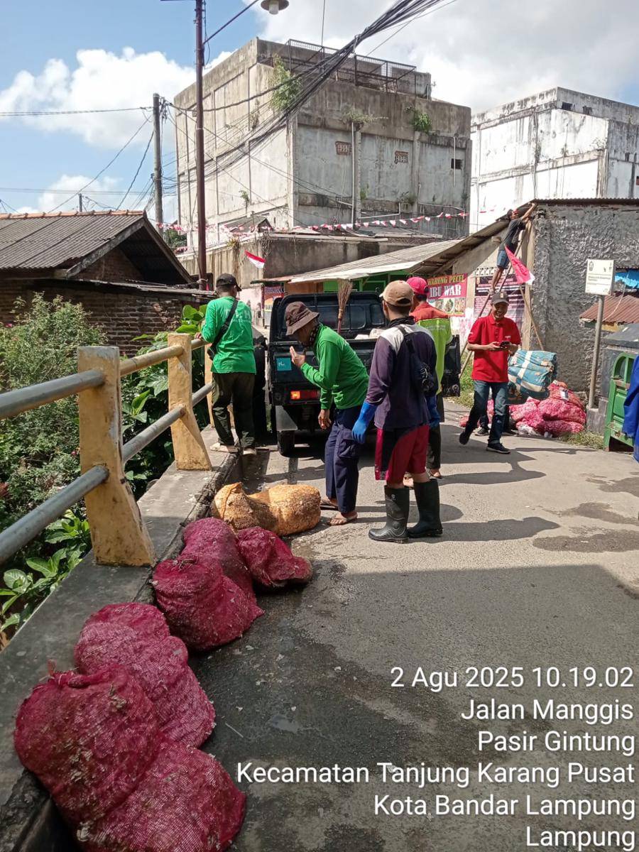 Sampah di sungai Pasar Pasir Gintung. (IDN Times/istimewa)