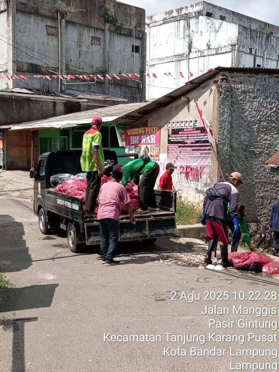 Sampah di sungai Pasar Pasir Gintung. (IDN Times/istimewa)
