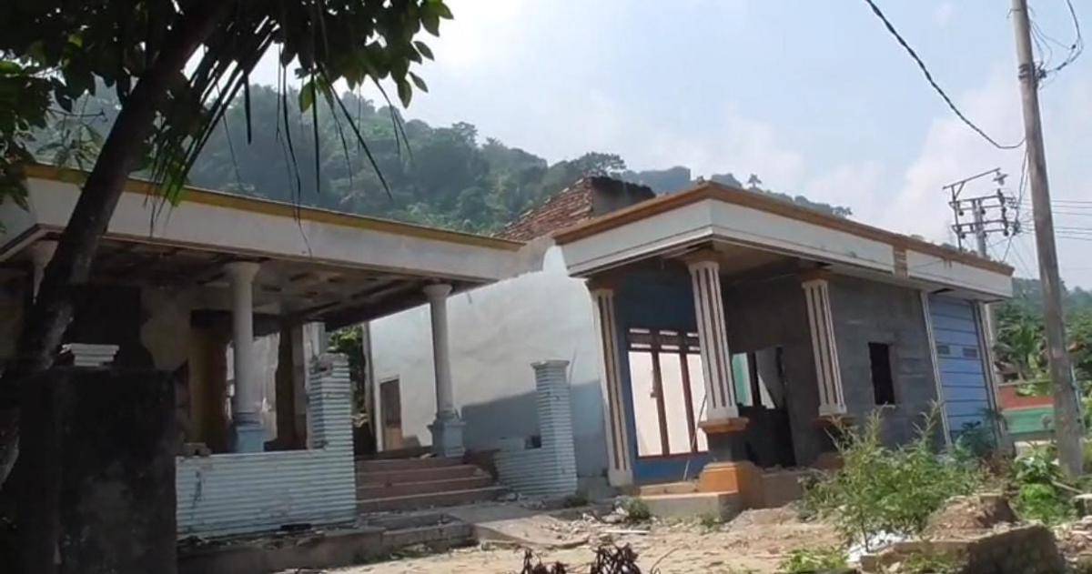 Rumah warga yang dibongkar di Panjang Bandar Lampung. (IDN Times/Muhaimin)