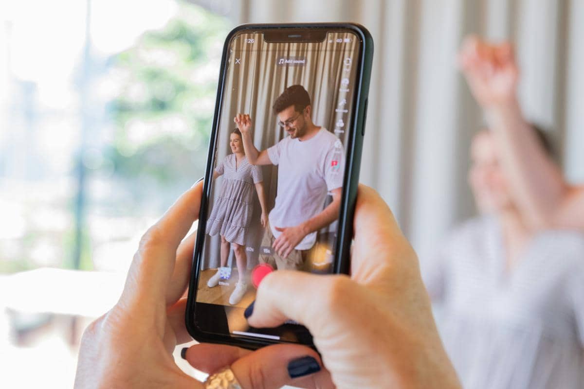 ilustrasi seseorang merekam dance pria dan wanita (unsplash.com/S O C I A L . C U T)