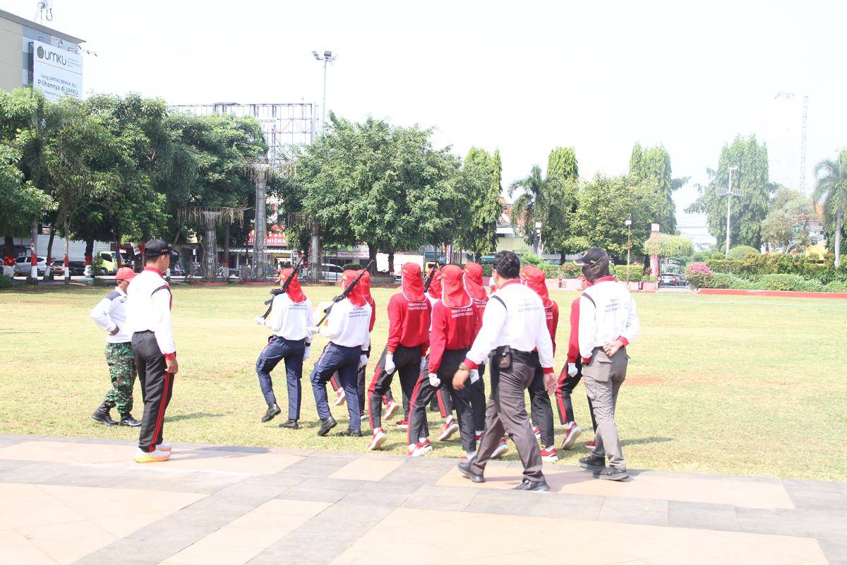 Paskibraka Kudus berlatih di Alun-alun Simpang Tujuh Kudus. (Ari Haryono/IDN Times). 