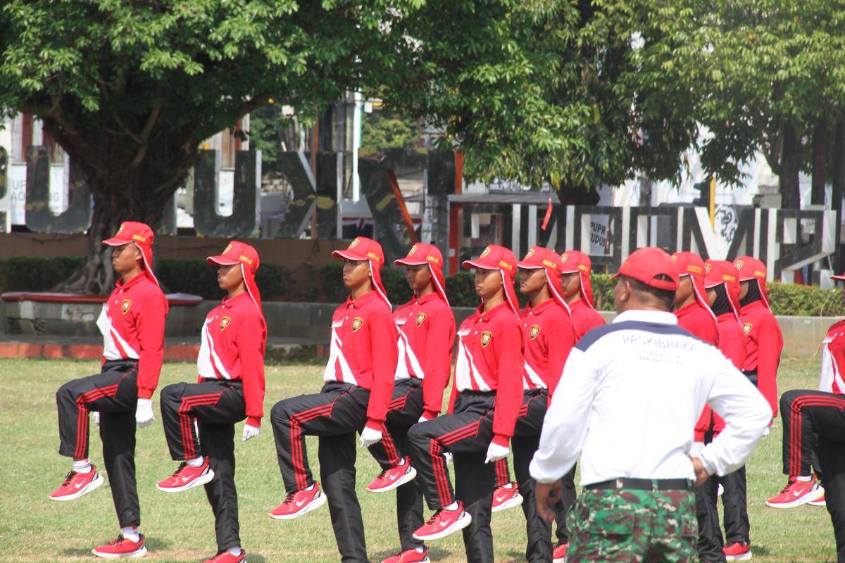 Paskibraka Kudus berlatih di Alun-alun Simpang Tujuh Kudus. (Ari Haryono/IDN Times). 