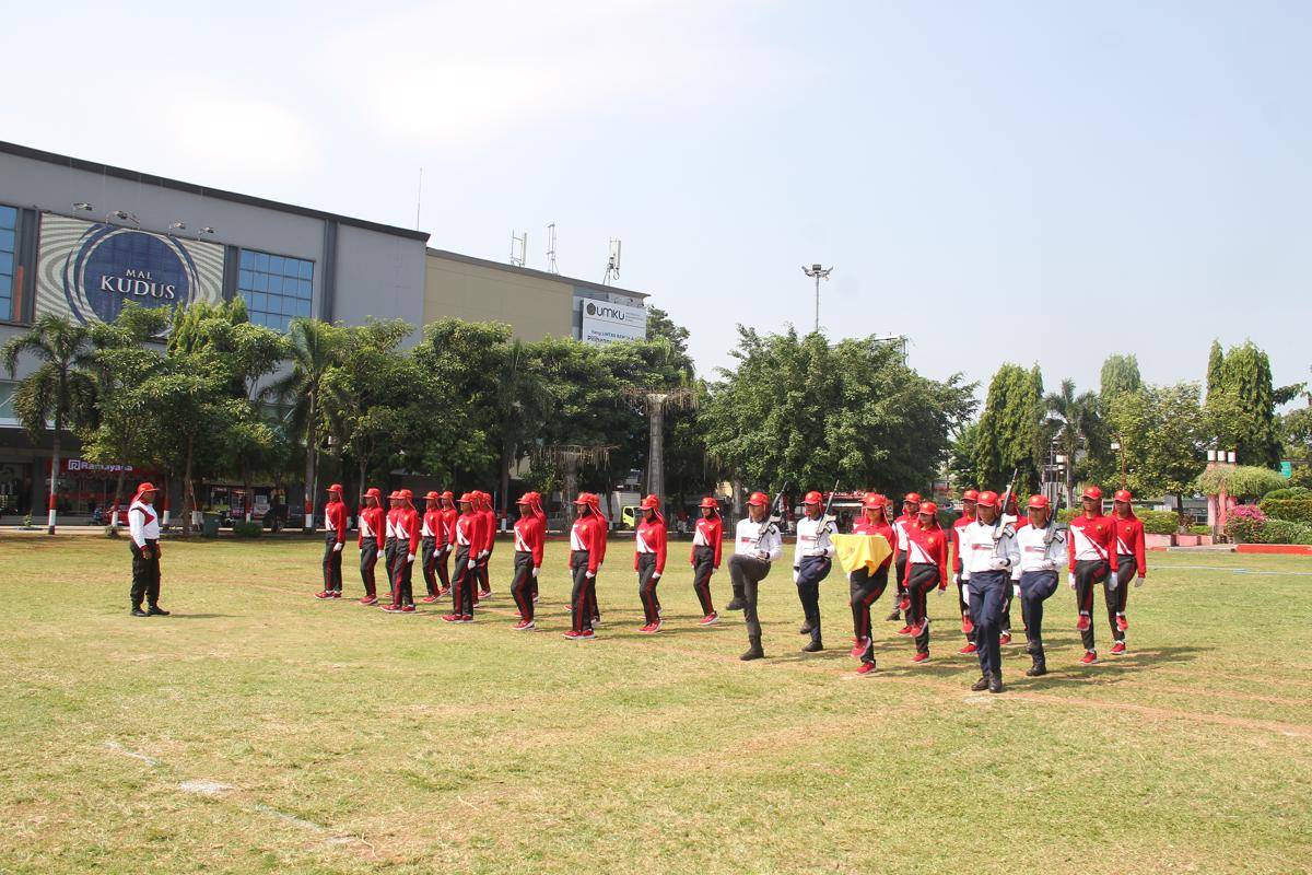 Paskibraka Kudus berlatih di Alun-alun Simpang Tujuh Kudus, Kamis (7/8/2025).  (Ari Haryono/IDN Times). 