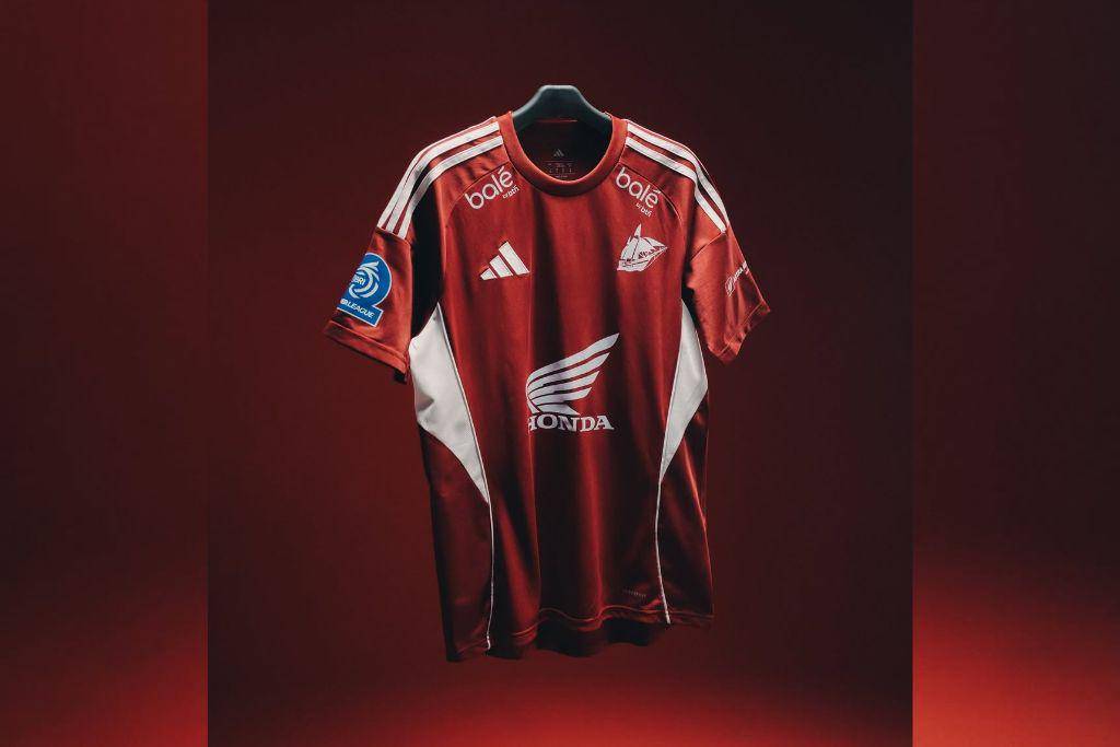 Seragam kandang PSM Makassar untuk musim 2025/2026 yang diproduksi oleh Adidas.