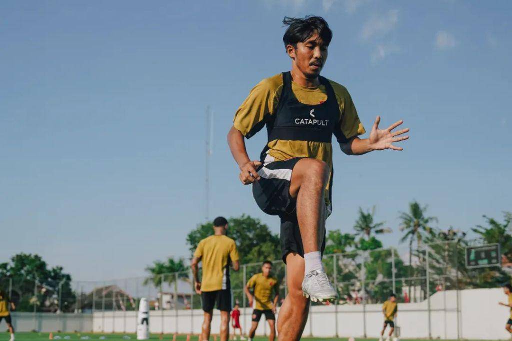 Gelandang PSM Makassar, Muhammad Arfan, dalam sesi latihan di Stadion Kalegowa Pallangga pada 4 Agustus 2025.