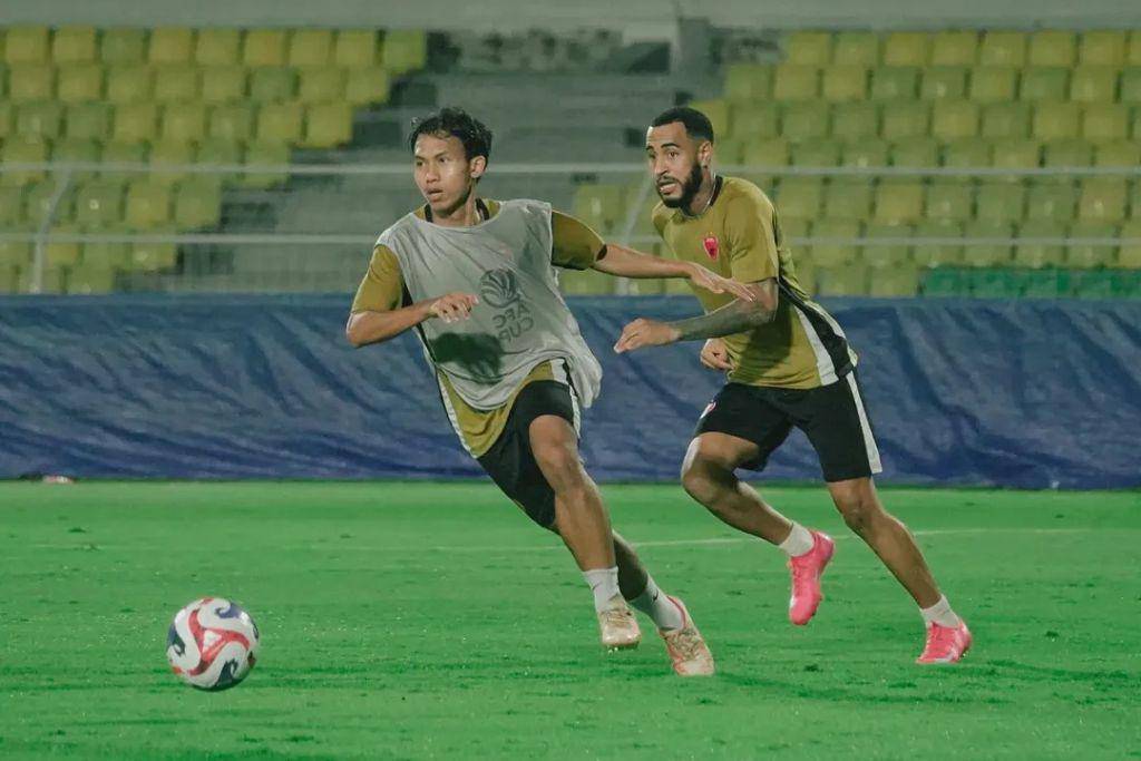 Dua pemain PSM Makassar, Tedja Kusuma (kiri) dan Victor Luiz (kanan), dalam sesi latihan di Stadion BJ Habibie Parepare pada 31 Juli 2025.