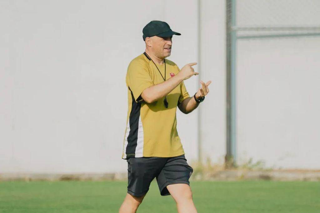 Pelatih kepala PSM Makassar, Bernardo Tavares, saat memimpin sesi latihan di Stadion Kalegowa Pallangga pada 29 Juli 2025. (Instagram.com/psm_makassar)