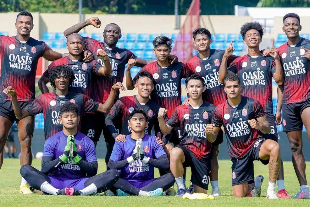Para pemain Persijap Jepara dalam sesi latihan di Stadion Gelora Bumi Kartini Jepara pada 1 Agustus 2025.