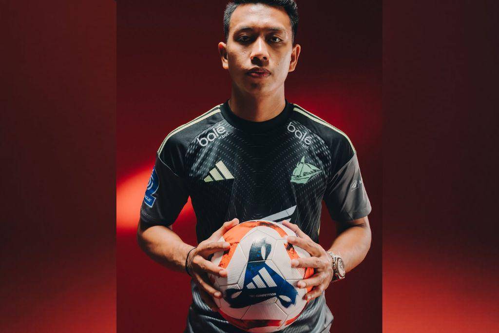 Muhammad Ardiansyah mengenakan seragam kiper PSM Makassar untuk musim 2025/2026 yang diproduksi oleh Adidas