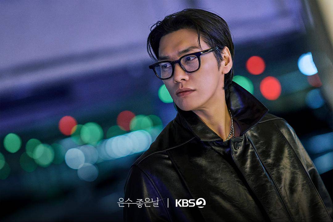 potret Kim Young Kwang di drama Korea Walking On Thin Ice (dok. KBS)