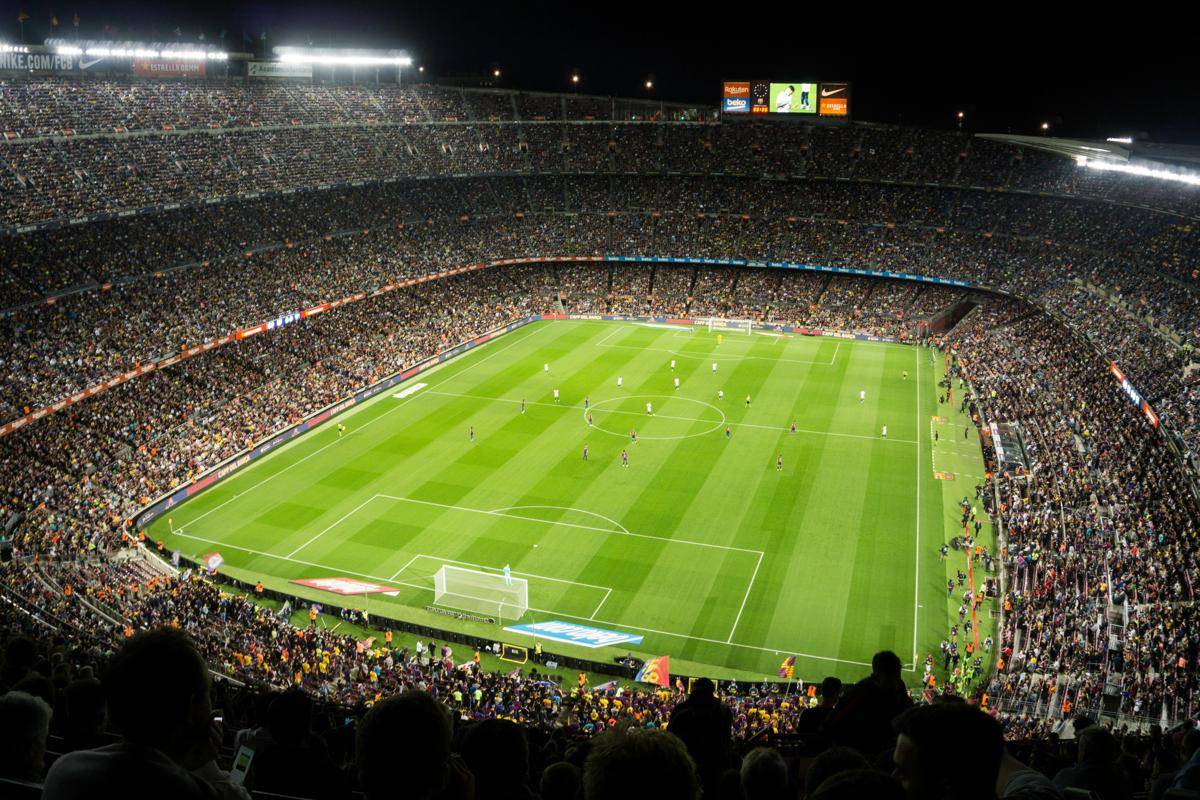 ilustrasi Barcelona saat bertanding di stadion Camp Nou (unsplash.com/Krzysztof Dubiel)
