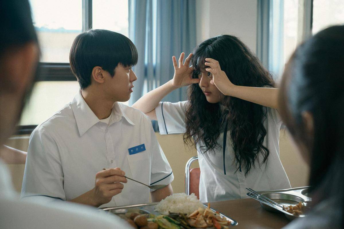 still cuts film Love Untangled (instagram.com/netflixkr)