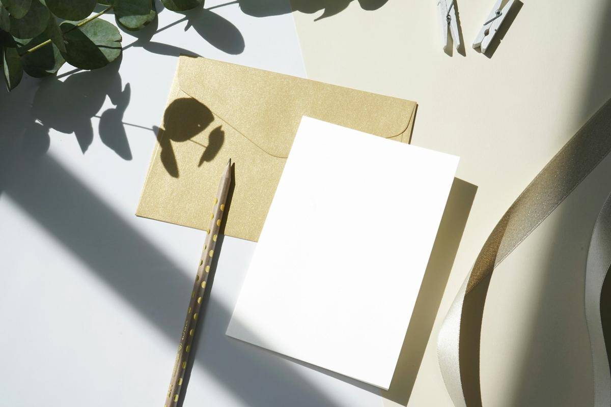 ilustrasi surat undangan (unsplash.com/Mediamodifier)