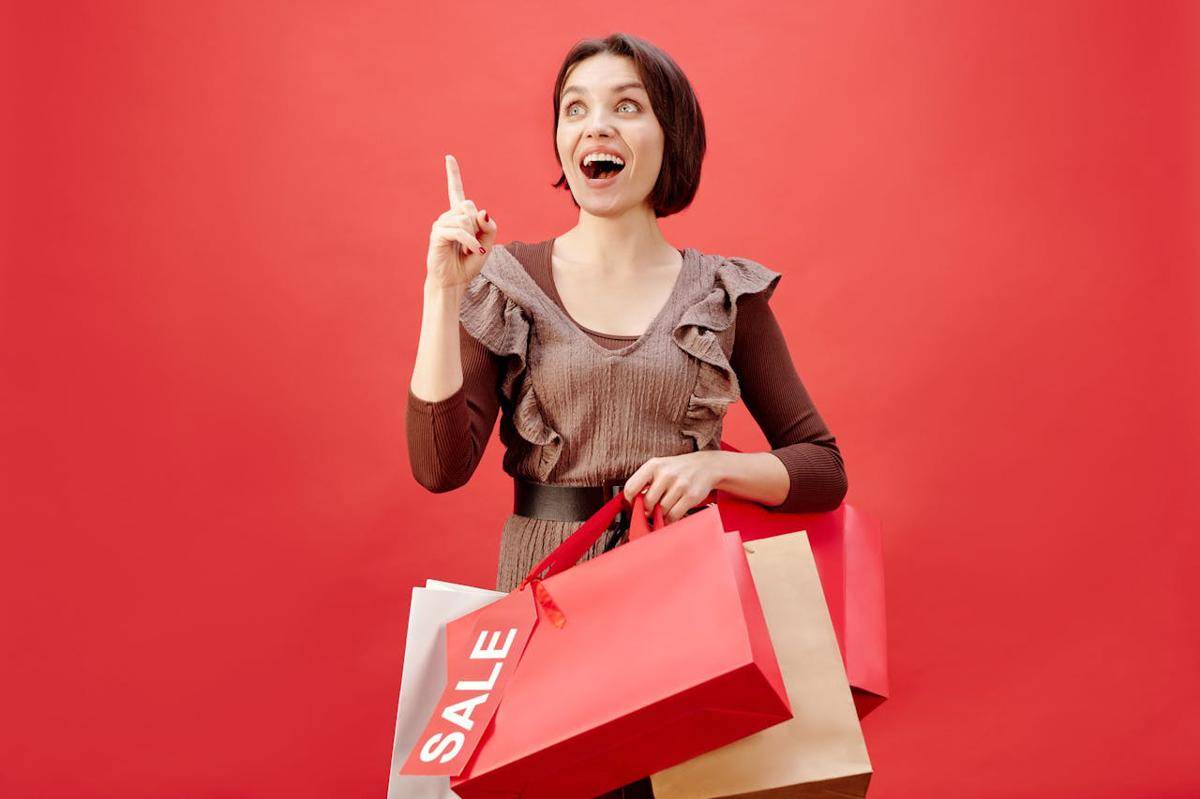 ilustrasi belanja saat diskon sale (pexels.com/Max Fischer)
