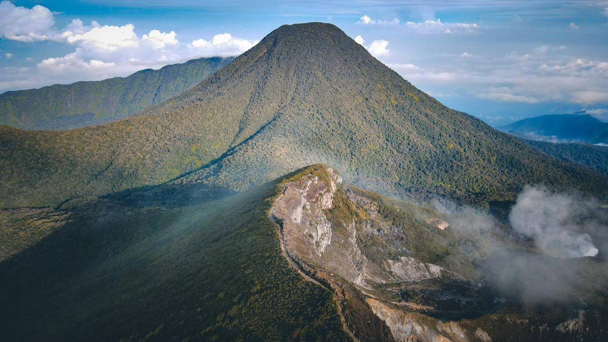 ilustrasi gunung tidak aktif (pexels.com/Azis Alfariski)