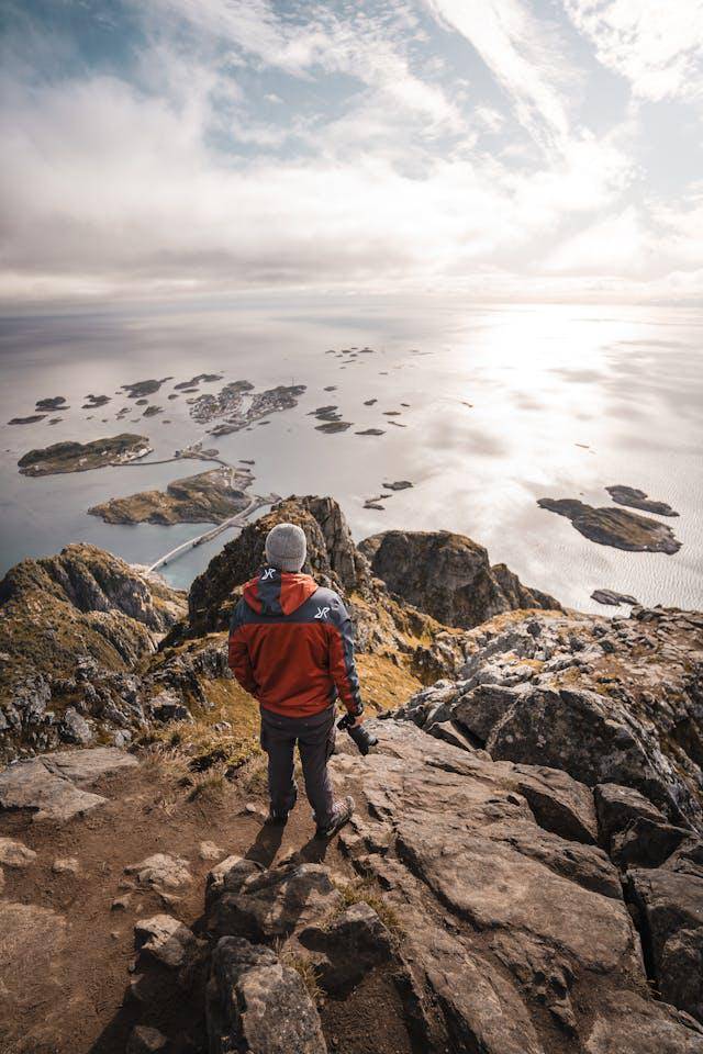 ilustrasi outfit cowok naik gunung (pexels.com/Clément Proust) 