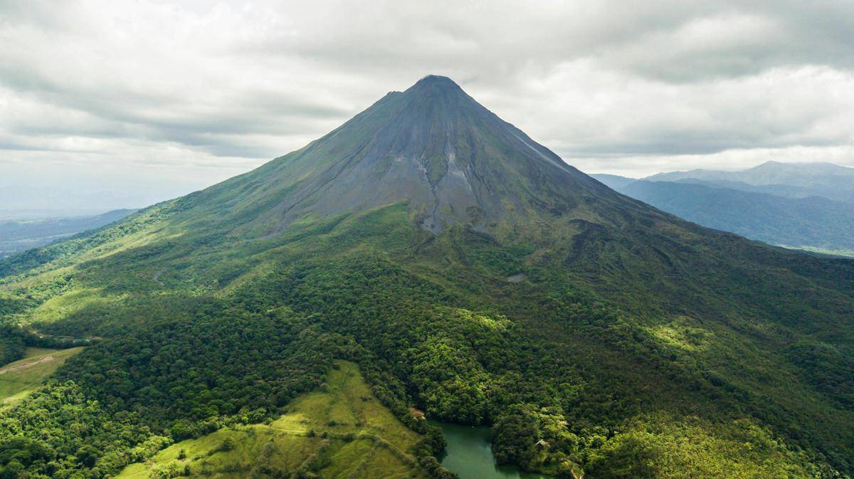 ilustrasi gunung aktif (pexels.com/Diego Madrigal)