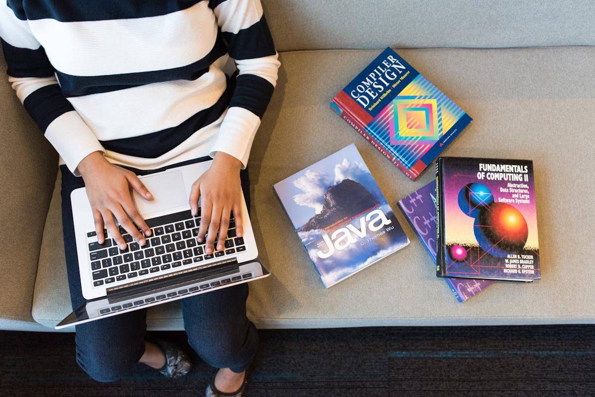 ilustrasi coding (pexels.com/Christina Morillo)