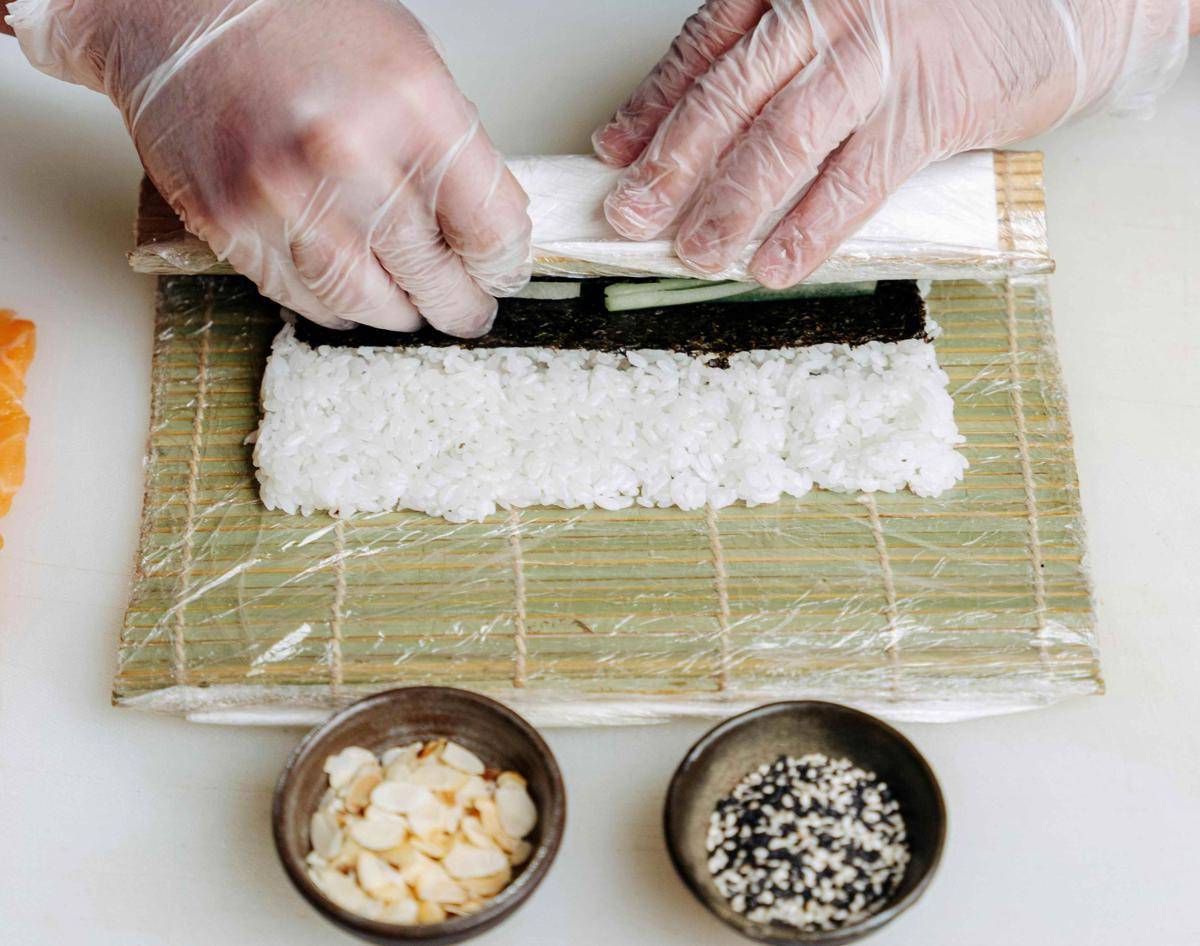 ilustrasi gulung sushi (pexels.com/Ivan Samkov)